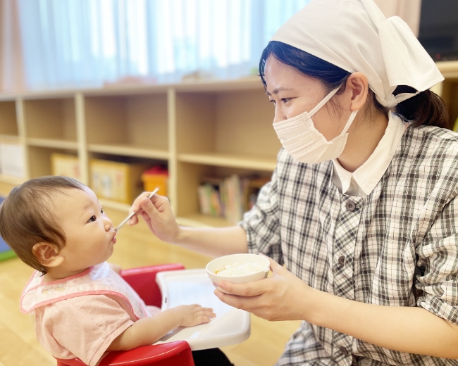 乳児の給食の様子