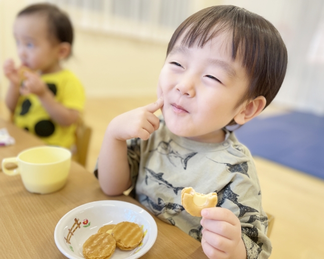 乳児のおやつの様子