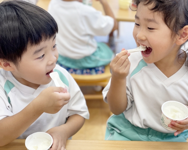 幼児のおやつの様子