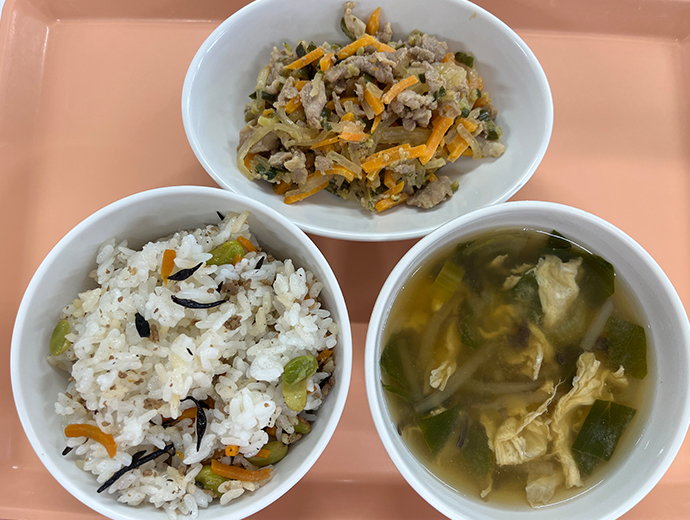 ひじきと枝豆のまぜごはんのイメージ