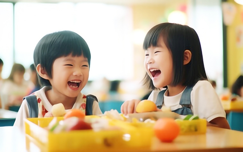 温かくて栄養満点の給食のイメージ