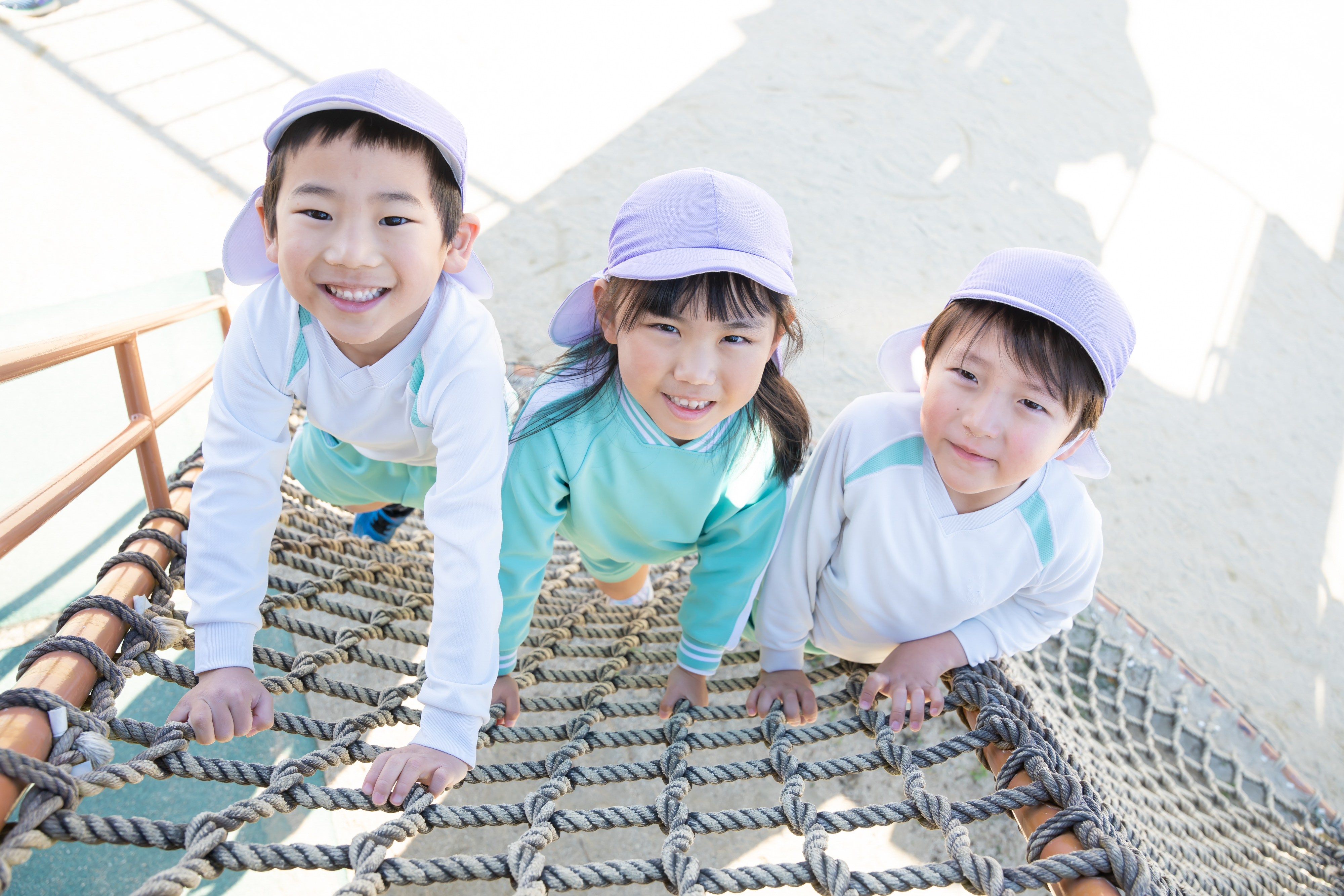 泣いて・笑って・共に育つこどもたちのイメージ